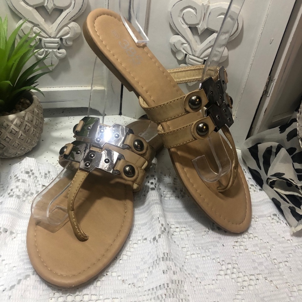 385 Fifth sandals. Silver metal details.
